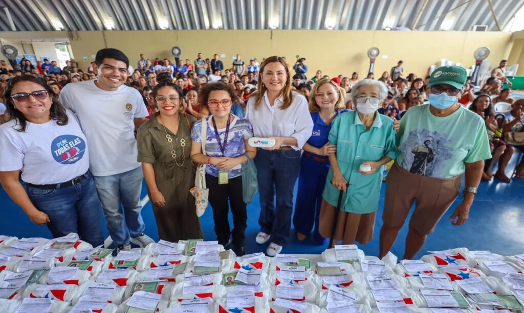 Mais de 600 óculos de grau são entregues pelo Governo do Pará a moradores de Ananindeua