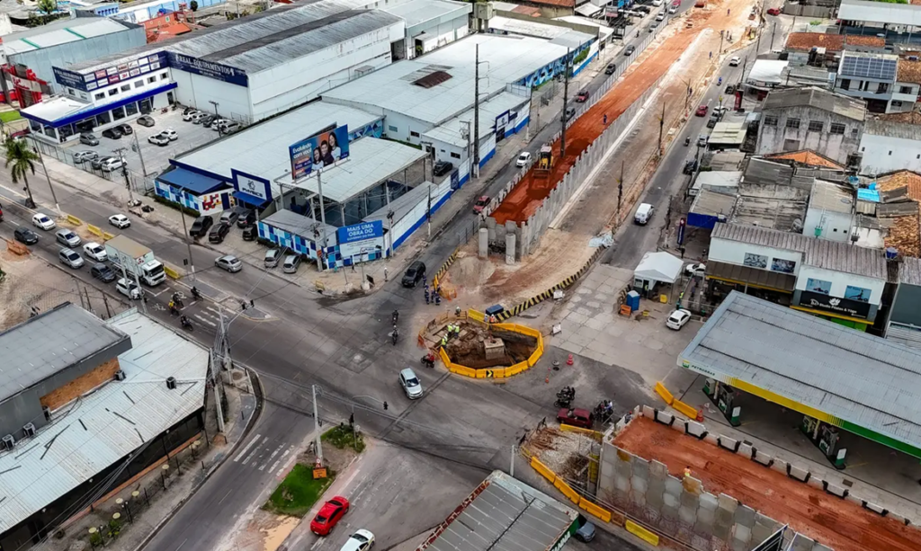 Trânsito é alterado nas avenidas Mário Covas e Três Corações para obras do viaduto
