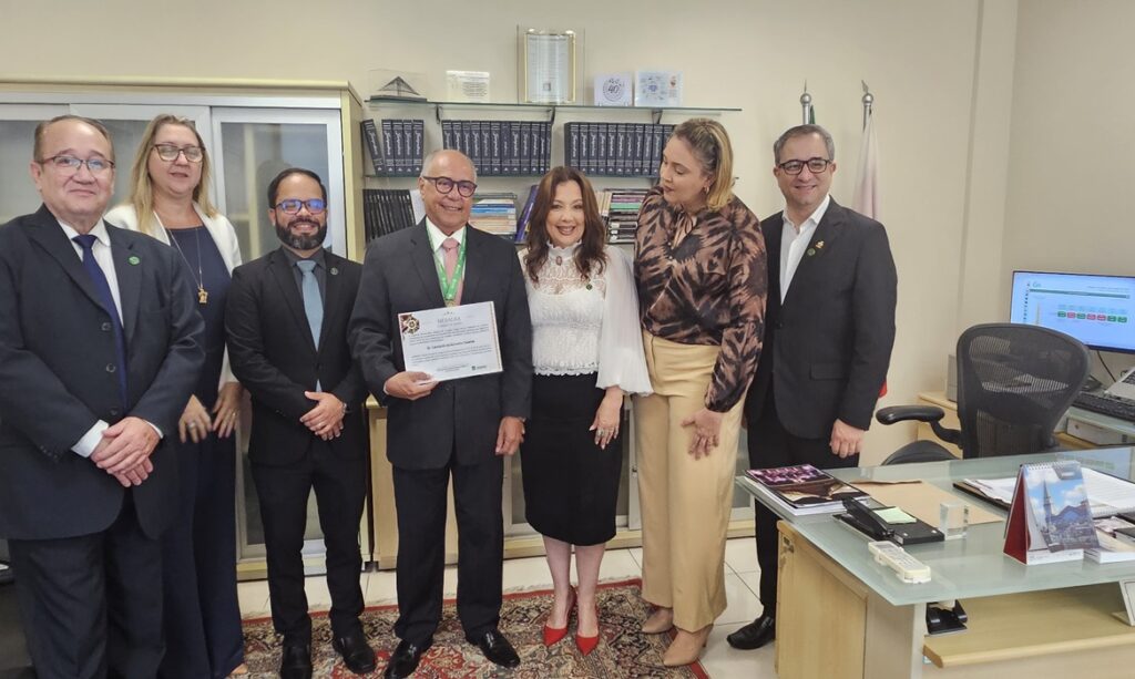 UNAMA outorga o desembargador Leonardo Noronha Tavares, do TJ-PA, com medalha de 50 anos