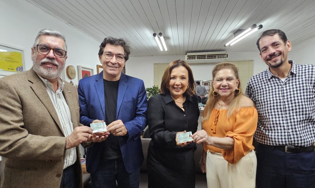 Jânyo Diniz e Betânia Fidalgo Arroyo recebem registro do CRA-PA