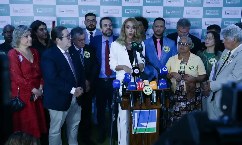 PEC contra escala 6×1 é protocolada na Câmara com 234 assinaturas 