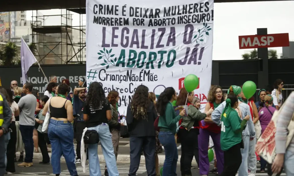 Barreiras travam aborto legal no Brasil, diz instituto ligado à OMS