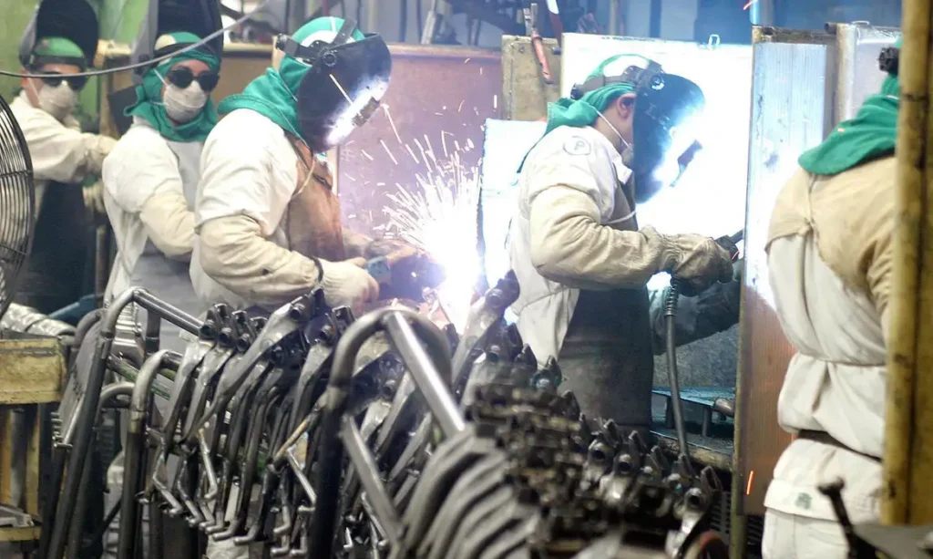 Indústria cai 0,1% em fevereiro e soma 5 meses sem crescimento