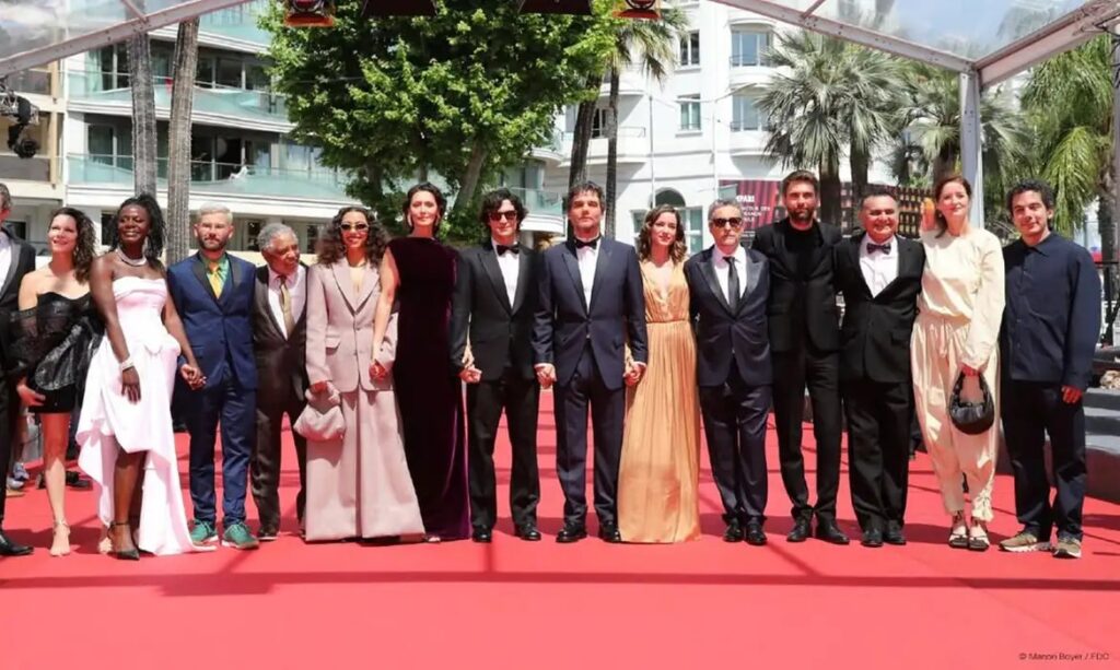 Filme de Kleber Mendonça é ovacionado em Cannes com frevo e diversidade brasileira