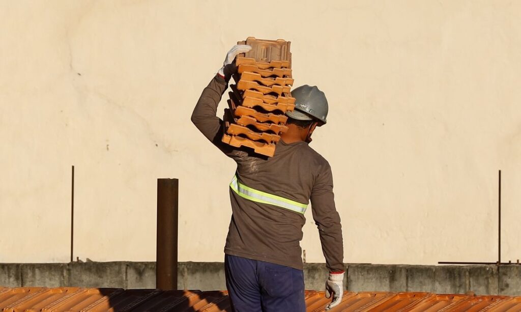 Salários na construção civil caem 22% em uma década, aponta IBGE