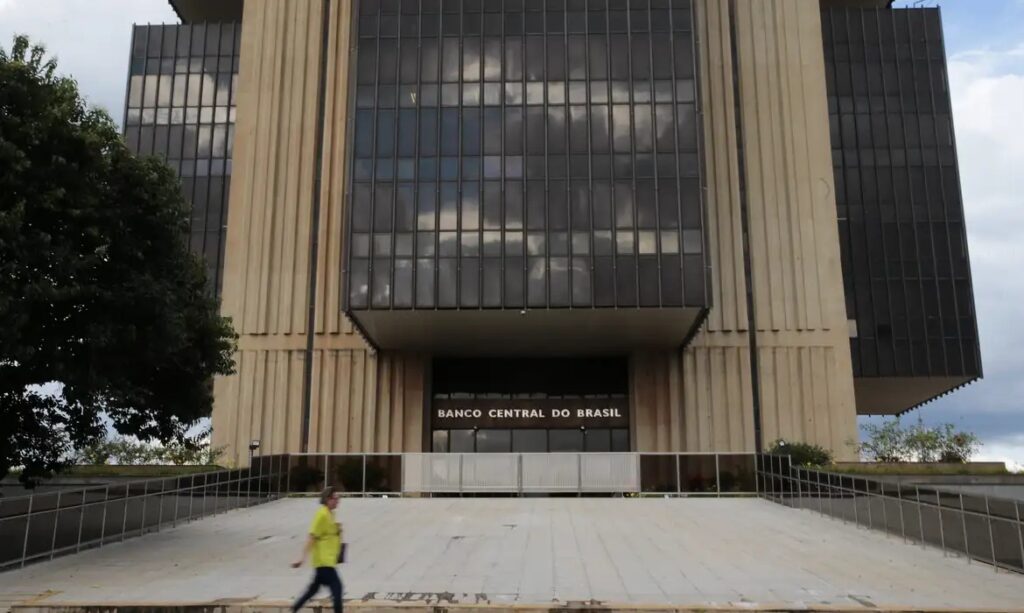 Mercado eleva projeção do PIB para 2,14% em 2025 e prevê dólar a R$ 5,80 no fim do ano