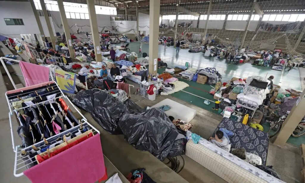 Solidariedade em clima de crise: 82% dos brasileiros já ajudaram vítimas de desastres naturais