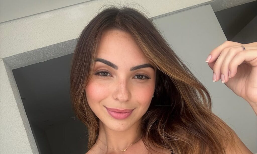 Brasileira eleita “corpo fitness mais perfeito do mundo” vende suor por R$ 1.500