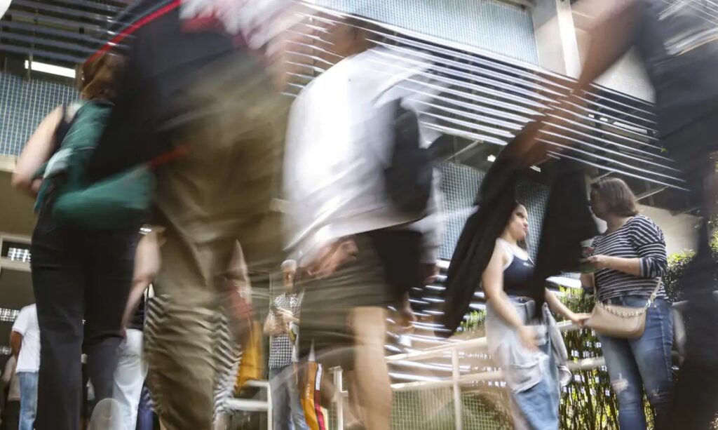 Governo federal anuncia bolsa de R$ 200 para alunos de cursinhos populares
