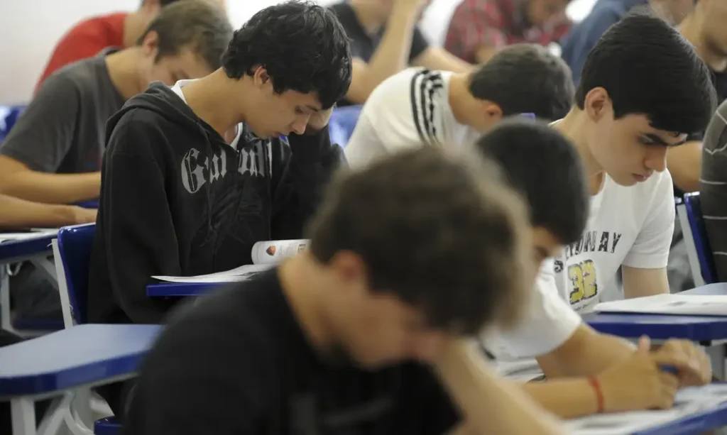 MEC divulga lista de espera do Fies para vagas remanescentes do primeiro semestre