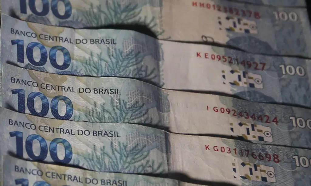 Saques na poupança atingem R$ 6,4 bilhões em abril e refletem tendência de saída líquida desde julho de 2023