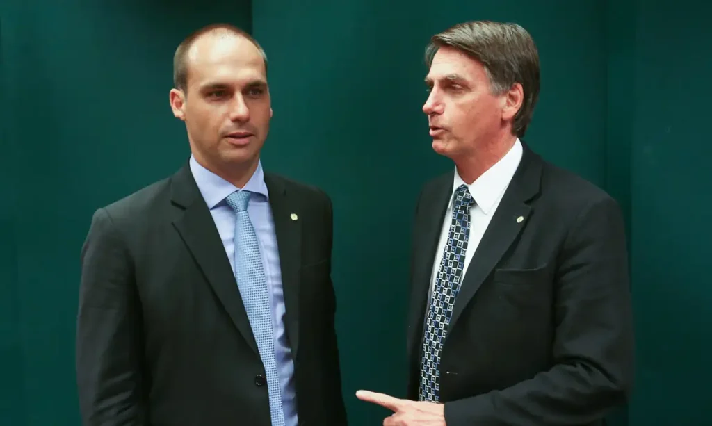 Para Eduardo não passar dificuldade nos EUA, Bolsonaro afirma que enviou R$ 2 milhões