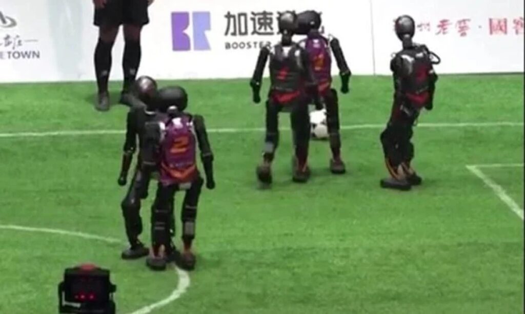 Robôs humanoides disputam campeonato de futebol na China em demonstração de tecnologia