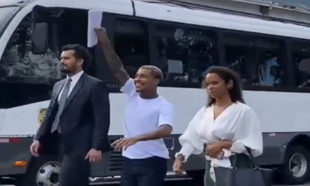 Mc Poze deixa presídio no Rio de Janeiro e é recepcionado na rua por multidão