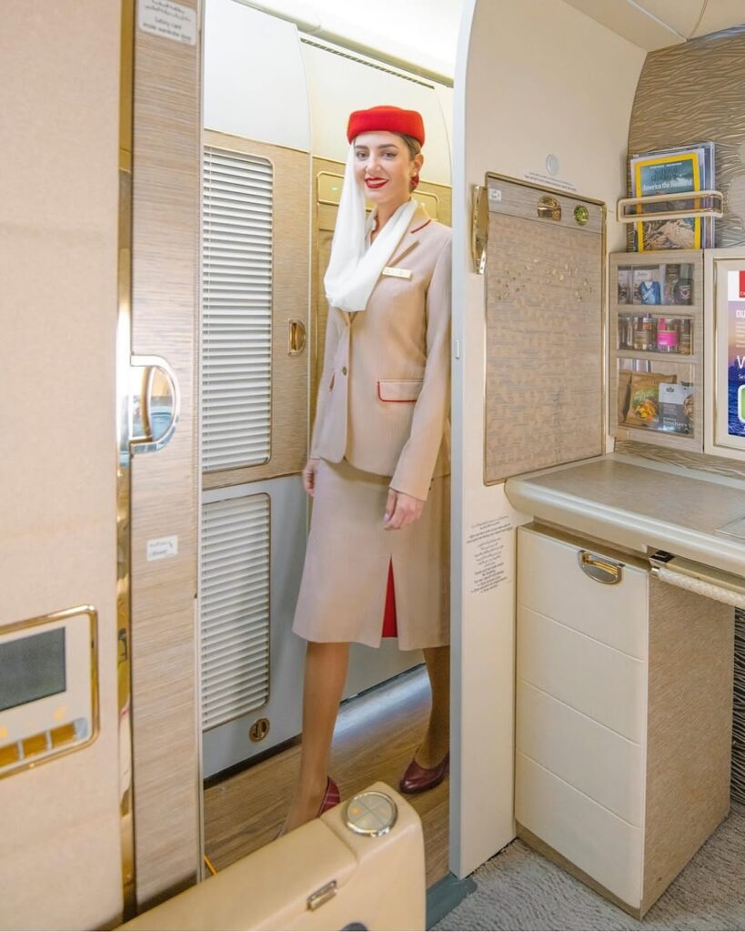Luxo nas Alturas: Primeira Classe da Emirates oferece suítes privativas, bar e até chuveiro a bordo