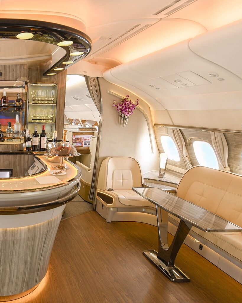 Luxo nas Alturas: Primeira Classe da Emirates oferece suítes privativas, bar e até chuveiro a bordo