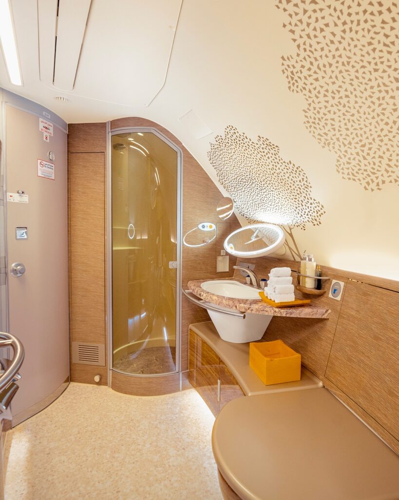 Luxo nas Alturas: Primeira Classe da Emirates oferece suítes privativas, bar e até chuveiro a bordo