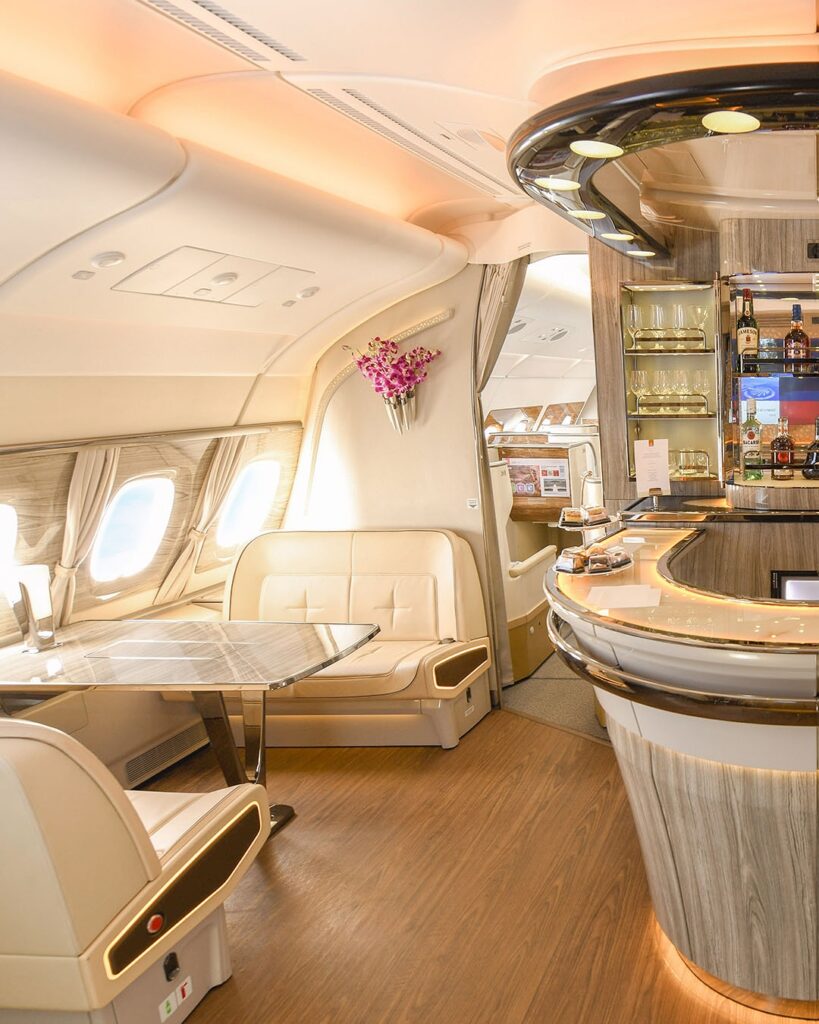 Luxo nas Alturas: Primeira Classe da Emirates oferece suítes privativas, bar e até chuveiro a bordo