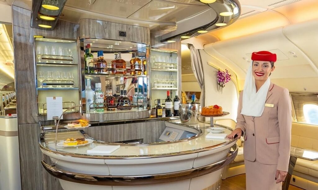 Luxo nas Alturas: Primeira Classe da Emirates oferece suítes privativas, bar e até chuveiro a bordo