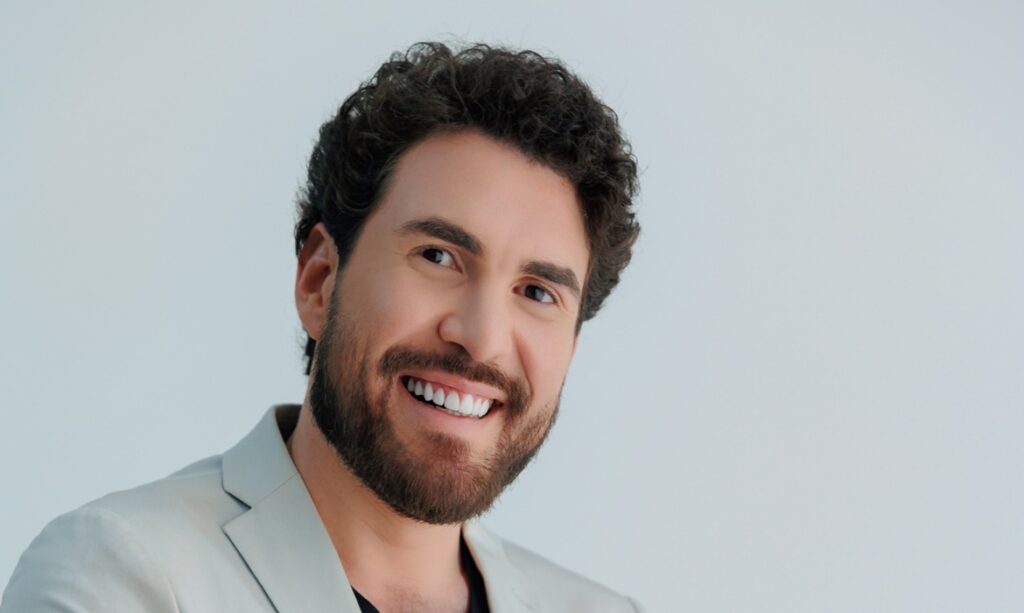 Felipe Barbosa lança livro que explora o significado cultural dos eventos