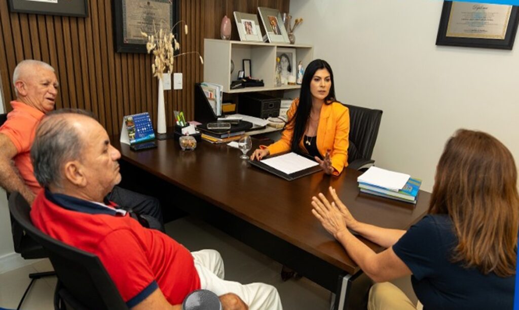 Diana Belo recebe várias lideranças