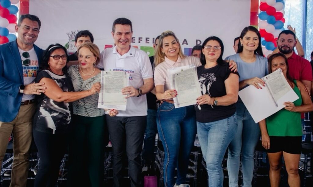 Prefeita Patrícia entrega títulos de regularização fundiária em Marituba