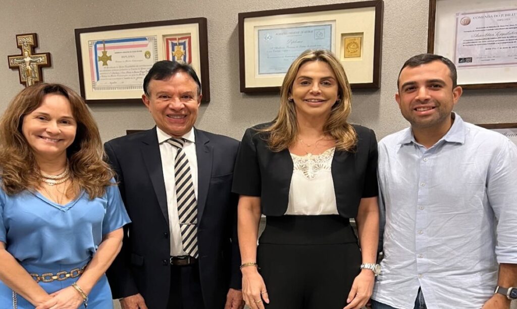 Cilene Couto discute parcerias em seu gabinete