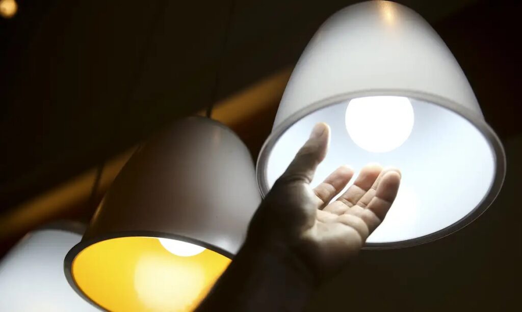 Aneel aciona bandeira vermelha e conta de luz ficará mais cara em junho