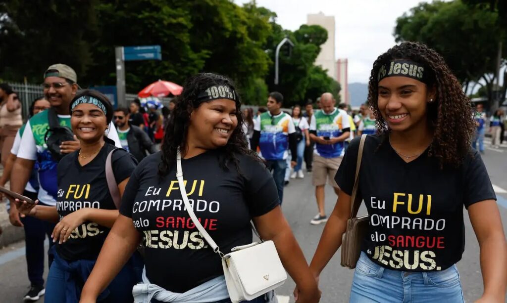 Jovens e mulheres lideram crescimento evangélico no Brasil, aponta IBGE
