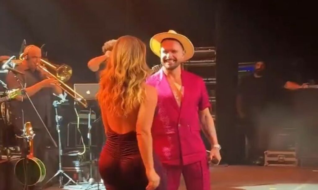 Paolla Oliveira surpreende Diogo Nogueira no palco com demonstração de afeto durante show