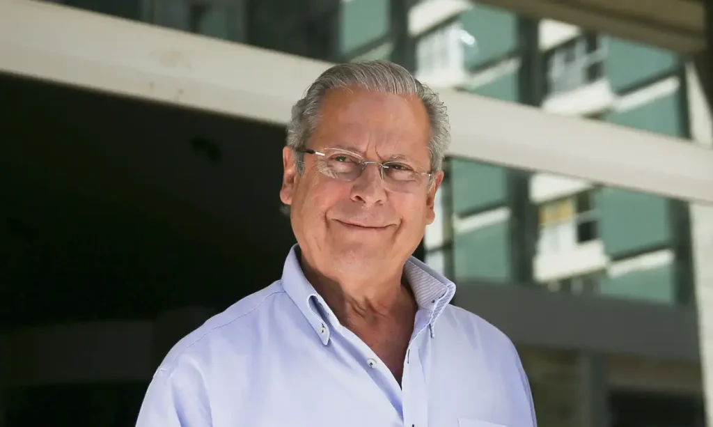 Durante entrevista, José Dirceu afirma que “ele enfrentou prisão, já Bolsonaro choraminga”