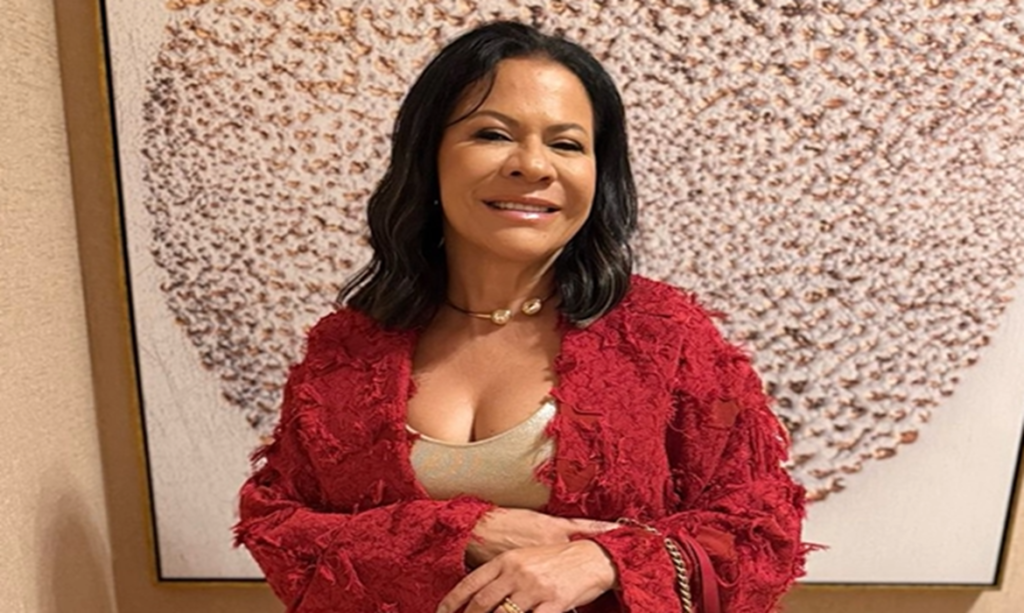 Mãe de Marília Mendonça faz primeira aparição após perder guarda do neto e homenageia filha