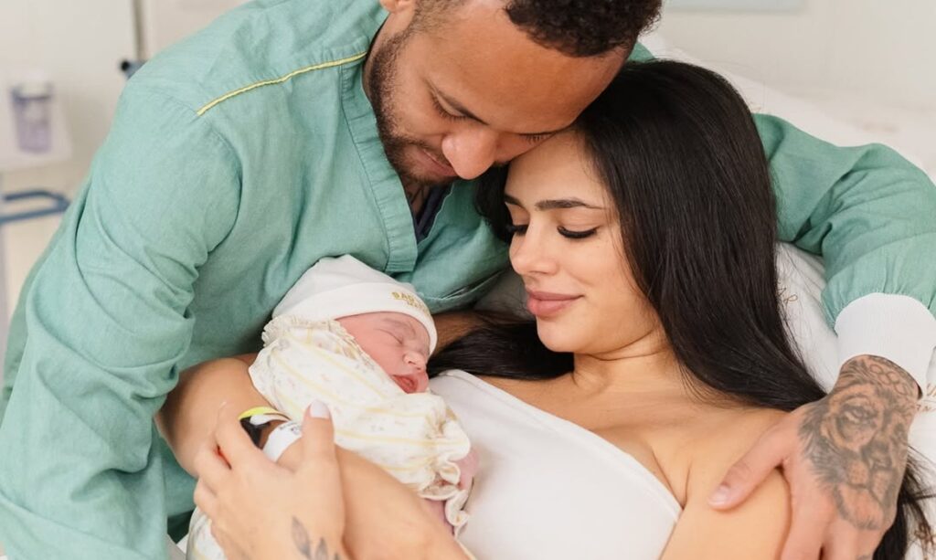 Bruna Biancardi revela primeiras imagens de Neymar com a filha recém-nascida
