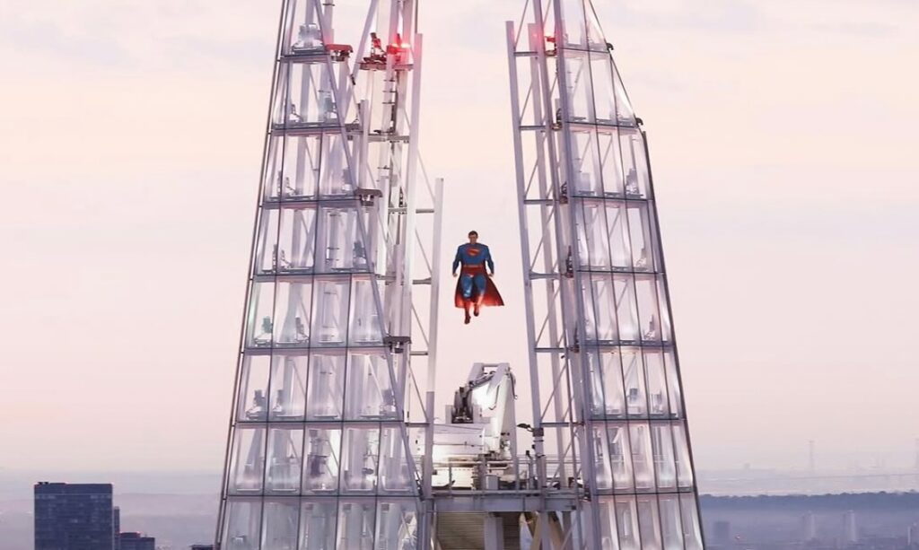 Moradores são surpreendidos com Superman no topo do The Shard em Londres