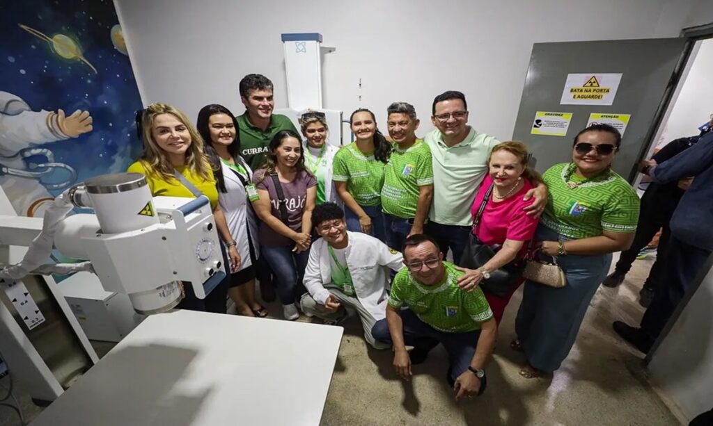 Elcione visita Curralinho e prestigia entrega de hospital