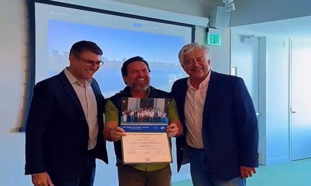 Rubens Magno comemora certificado de capacitação em Boston