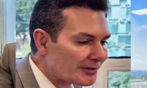 Jader Filho conversa com operários que constroem moradias em Marabá