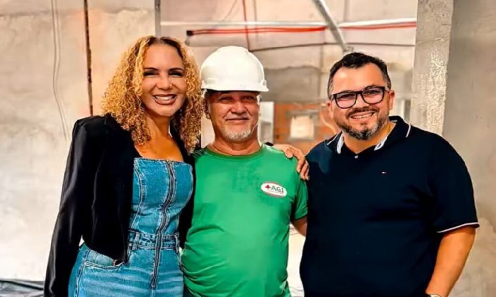 Adair Neves celebra aniversário de colaborador durante obra