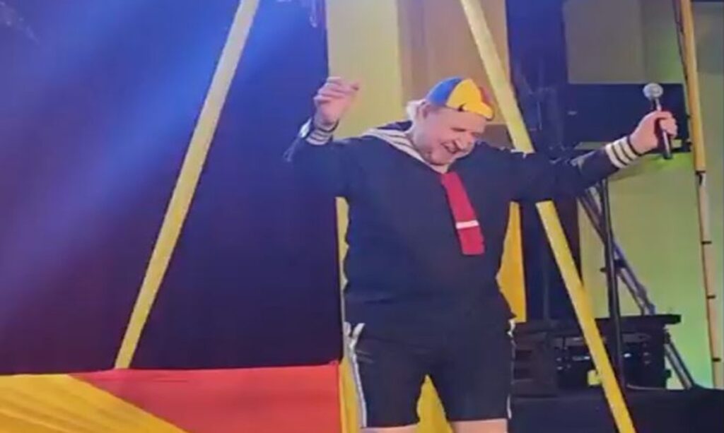Carlos Villagrán revive Quico em show no Peru e emociona fãs