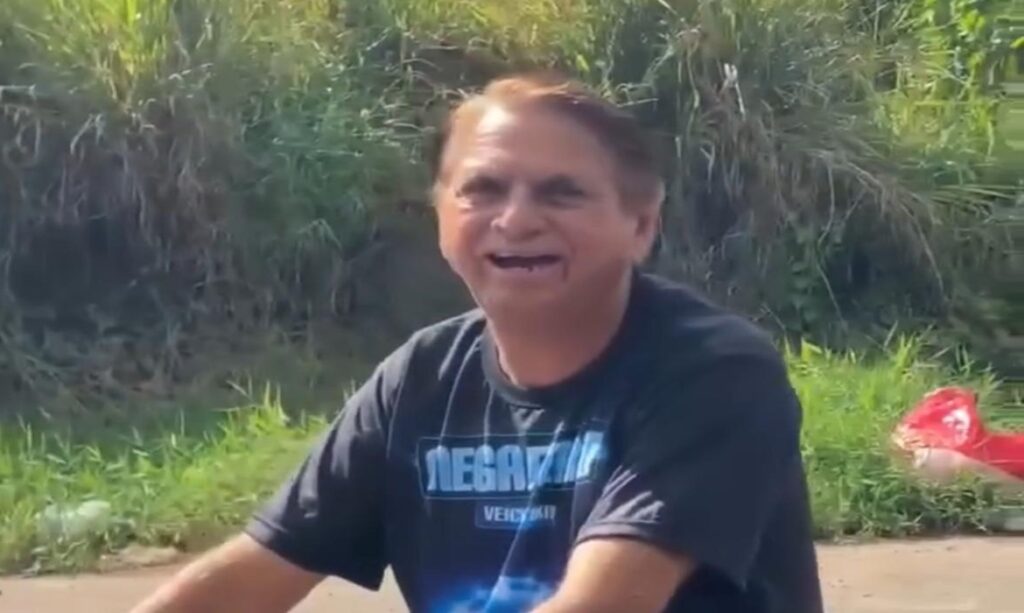 Homem parecido com Bolsonaro viraliza ao ser filmado pedalando em Marituba