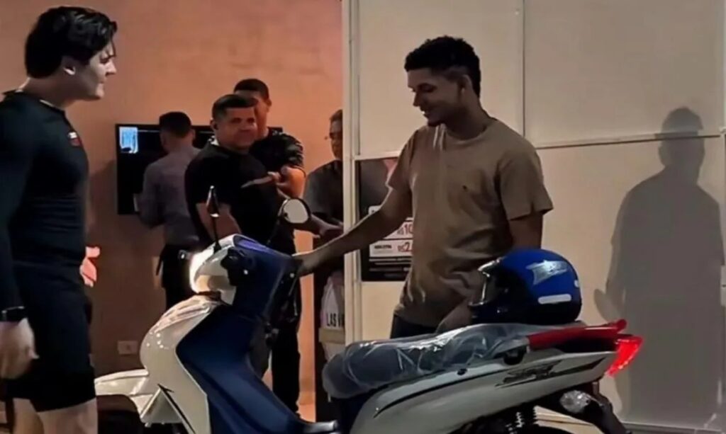 Estudante que caminhava 12 km por dia ganha moto do cantor Eric Land 1 Estudante que caminhava 12 km por dia ganha moto do cantor Eric Land