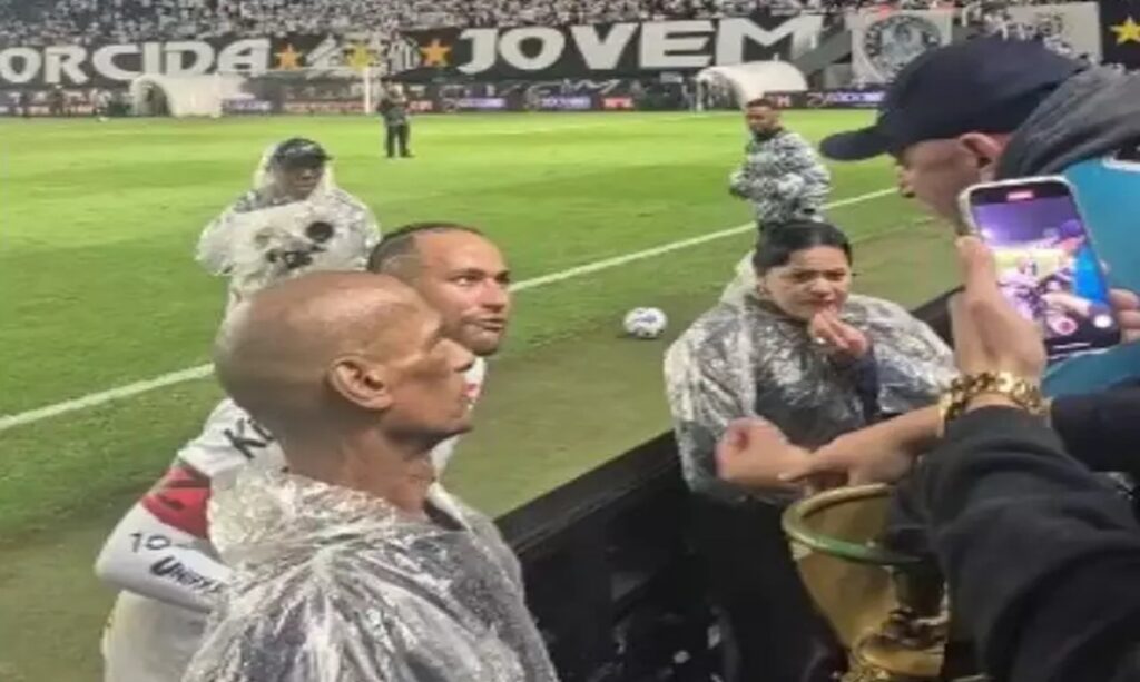 Neymar discute com torcedor após derrota do Santos para o Internacional