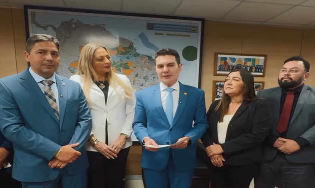 Ministro Jader Filho recebe título de cidadão de Salinópolis
