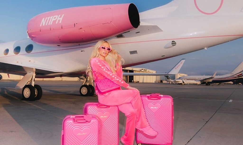 Paris Hilton recebe jatinho rosa personalizado como presente de aniversário do marido