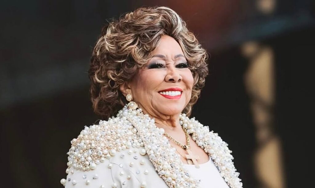 Alcione desmente fake news sobre internação e reforça que está saudável