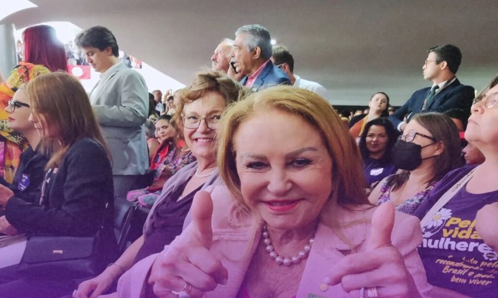 Deputada Elcione celebra entrega de moradias para 160 famílias no Pará