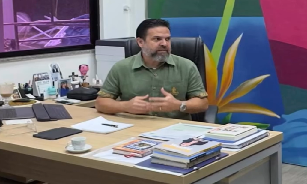 Rubens Magno transforma carro em sala de reuniões