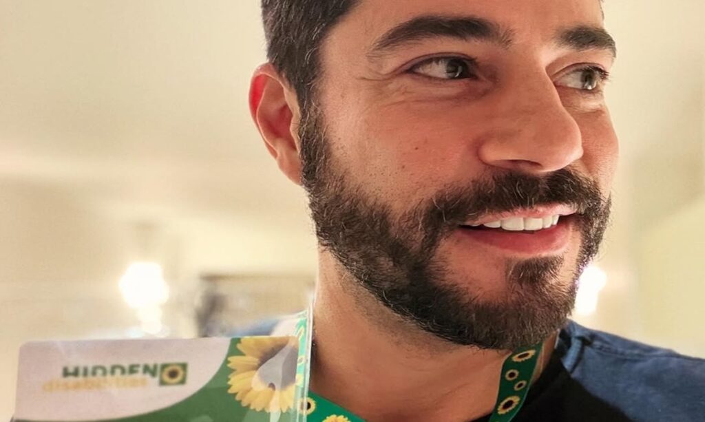 Jornalista Evaristo Costa explica significado do colar de girassol em redes sociais