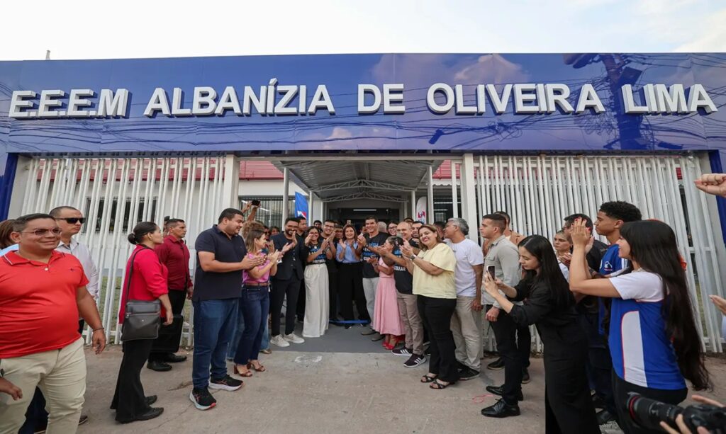 Helder entrega 172ª escola reformada na capital, destacando investimento na educação