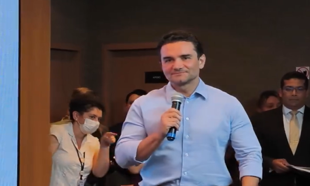 Celso Sabino homenageia servidores em data comemorativa